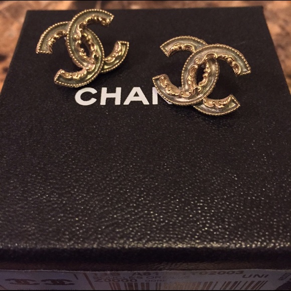 Chanel 13B CC earrings in gold