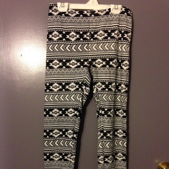 Blake and white printed lined leggings