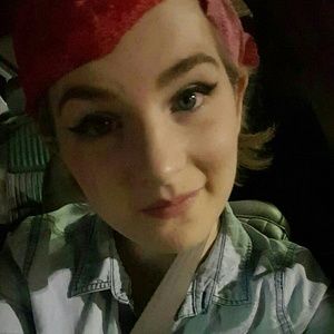 Meet your Posher, Caitlin