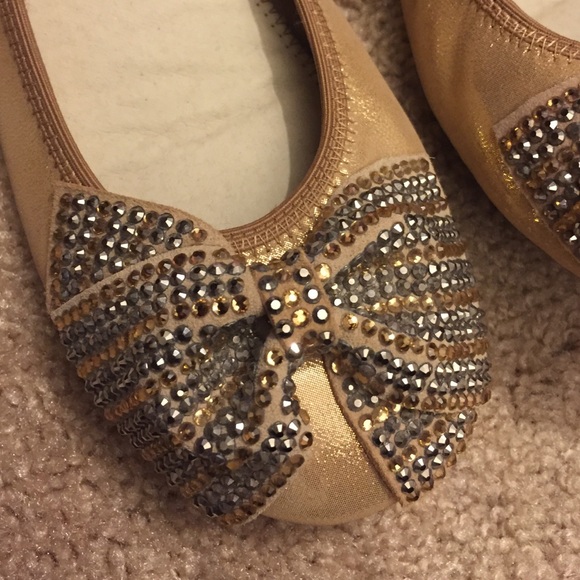 Gorgeous gold pumps! - Picture 2 of 3