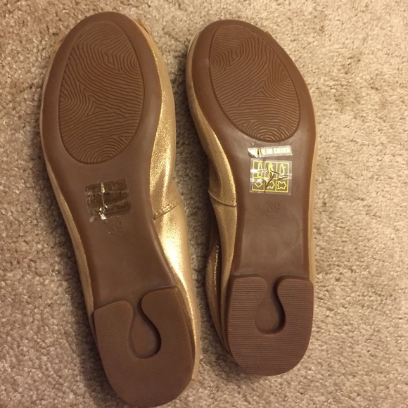 Gorgeous gold pumps! - Picture 3 of 3