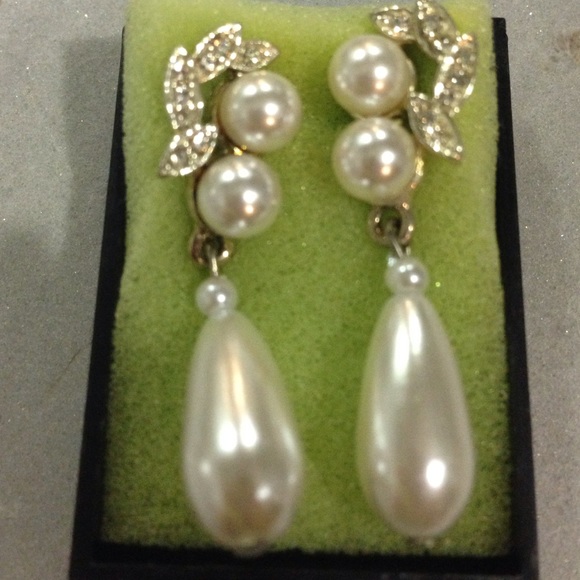 Gorgeous dangling pearl earrings