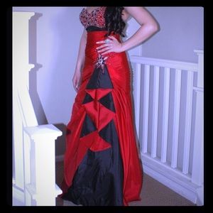 Gown Size medium EUC... Needs dry cleaning.