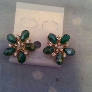 New green flower earrings for sale for her asap!!