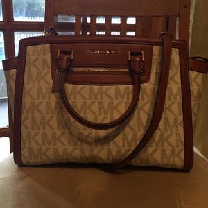 Brand new with tags Michael Kors Vanilla Selma Zip