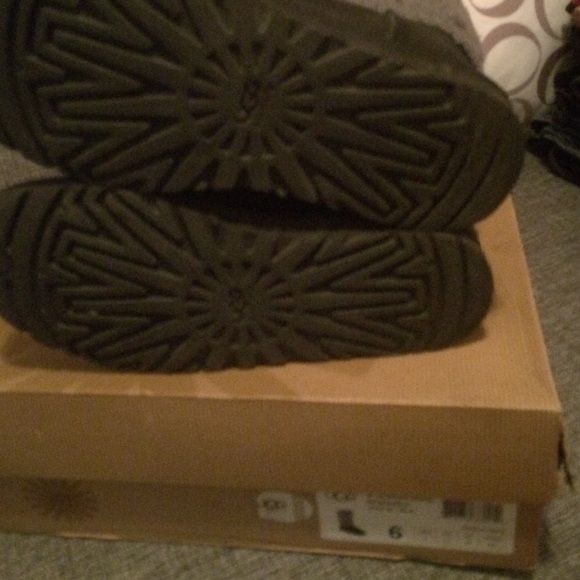 UGG BOOTS - Picture 3 of 4