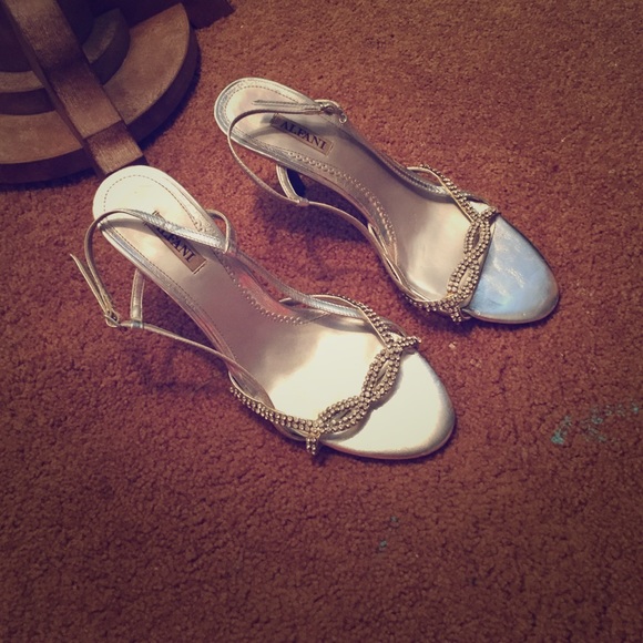 Alfani 8 silver heals with studs