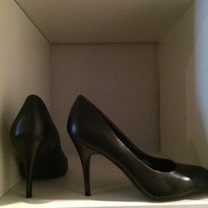 Black Pumps
