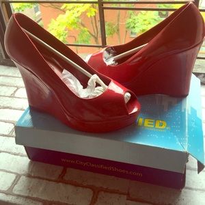 All read unworn open toed wedges