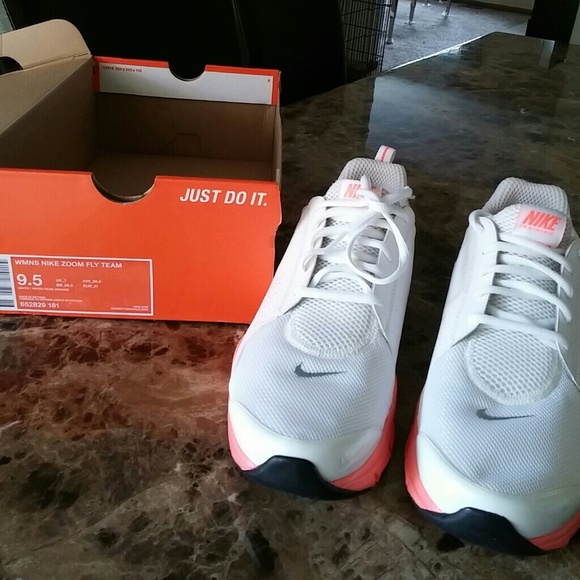 BRAND NEW WOMEN'S NIKE