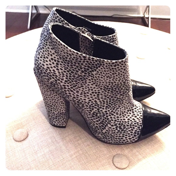 ❌ ❌ SOLD ❌ ❌ Animal Print Booties - Picture 1 of 3