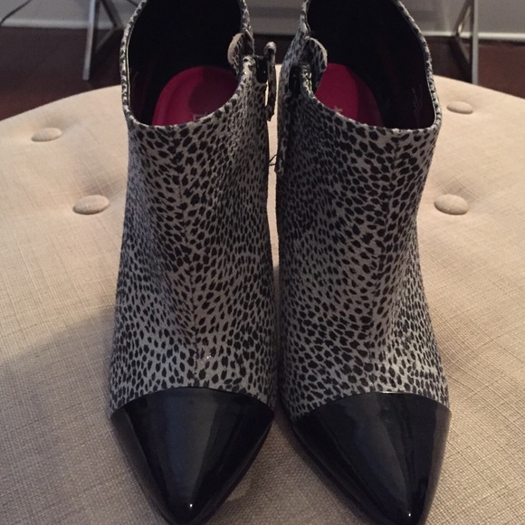 ❌ ❌ SOLD ❌ ❌ Animal Print Booties - Picture 2 of 3