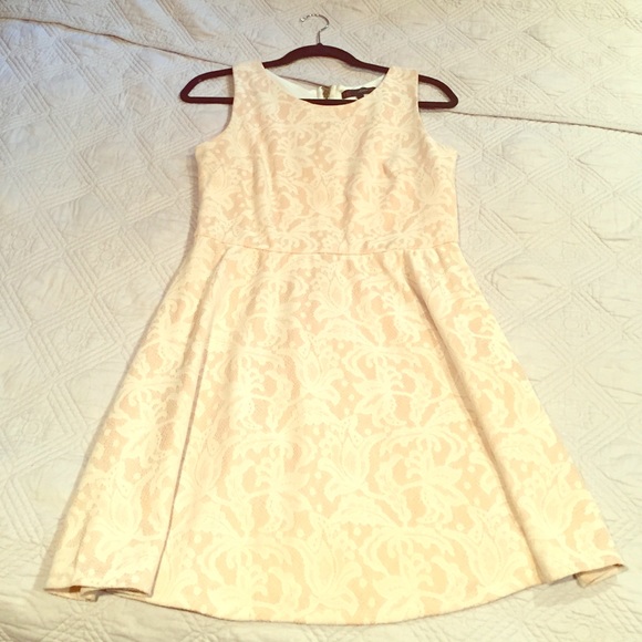 Sleeveless lace dress- size medium