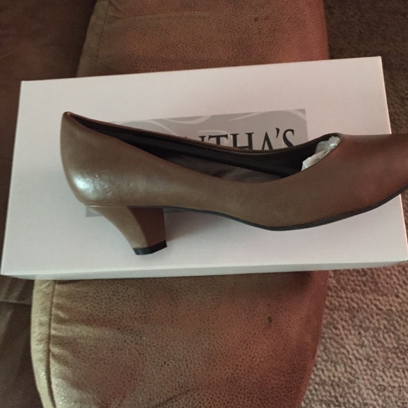 Samantha's shoes - Picture 2 of 2