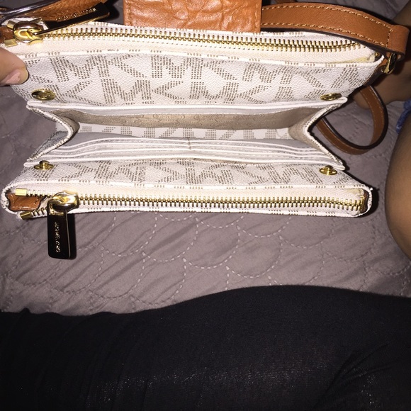 🔴SOLD SOLD🔴MK Crossbody - Picture 2 of 4