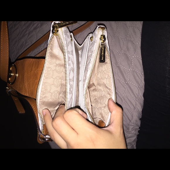🔴SOLD SOLD🔴MK Crossbody - Picture 3 of 4
