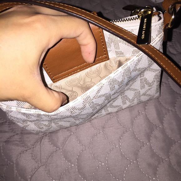 🔴SOLD SOLD🔴MK Crossbody - Picture 4 of 4