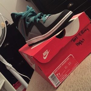 Nike court invader size 7 youth