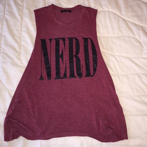 Burgundy "nerd" top. Low sides.
