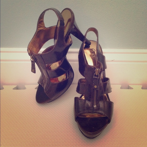 Carlos Santana Zip up Pump