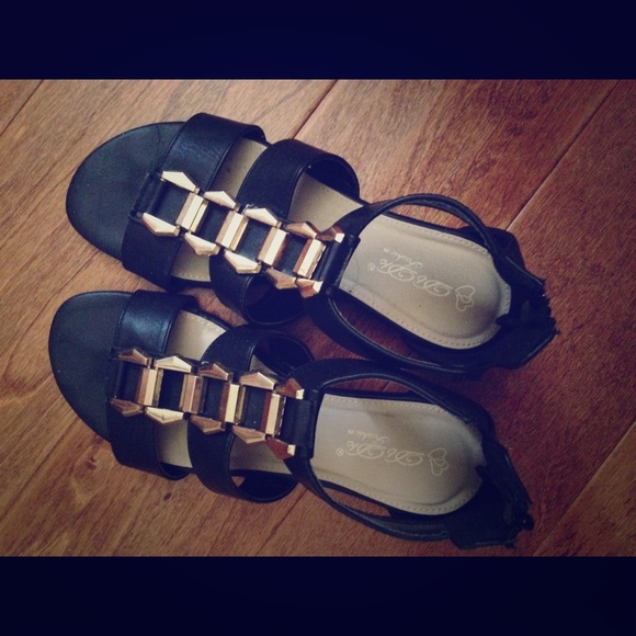 Cute chained  sandal