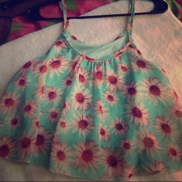 Cute flowy crop top.