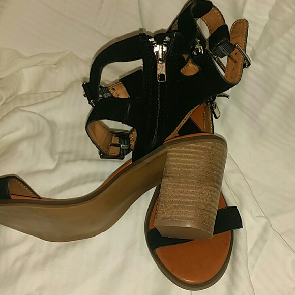 Sandals - Picture 2 of 3