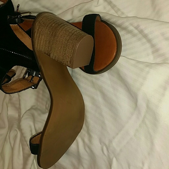 Sandals - Picture 3 of 3