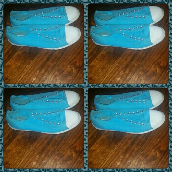BABY BLUE LOW TOP CONVERSES