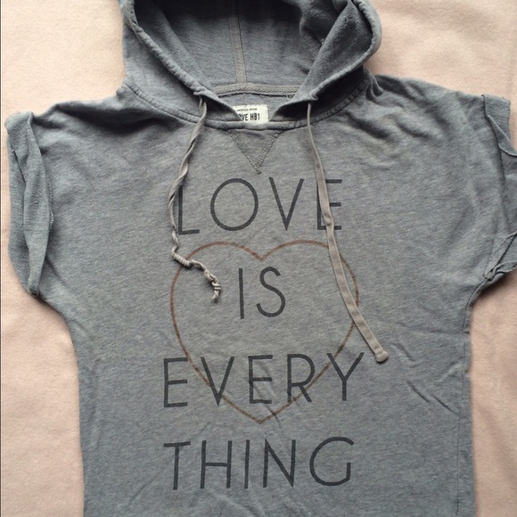 Cool little short sleeve sweatshirt, size M.