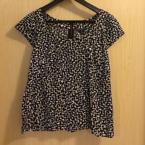 Flutter sleeve blouse with geometric print