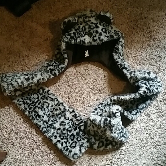 Leopard winter hat - Picture 1 of 3