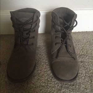 Steve Madden ankle lace up boots. Grey. Size 8 1/2