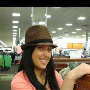 Meet your Posher, Yanilda