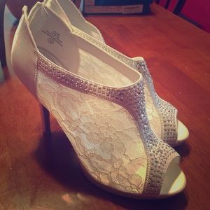 Sexy ivory Lace Heels with crystal details 😍