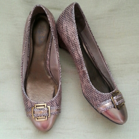 Logistics brown snake skin shoes