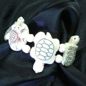 Turtle stretch bracelet, medium/large