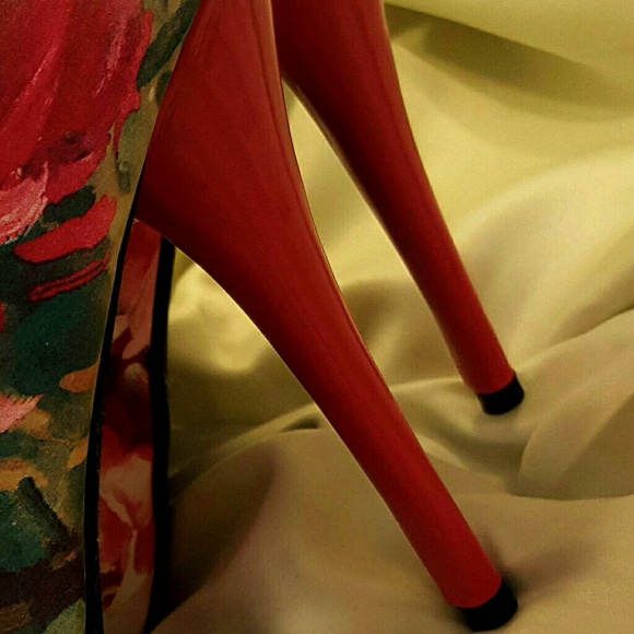 Adorable high heels as new never worn - Picture 2 of 4