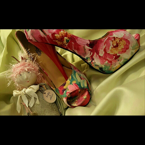 Adorable high heels as new never worn - Picture 3 of 4