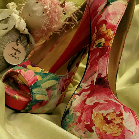 Adorable high heels as new never worn - Picture 4 of 4