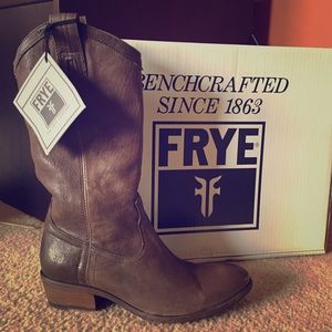 ✨NWT✨ FRYE Carson Pull-on Boots
