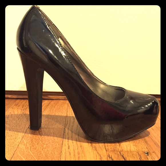 Guess Shoes - Black Platform Pumps