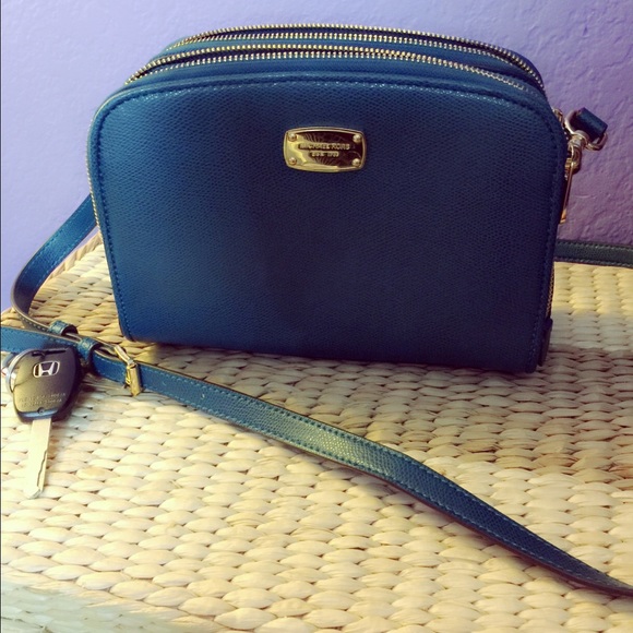 ❤️SOLD❤️Michael Kors Reese MD Messenger