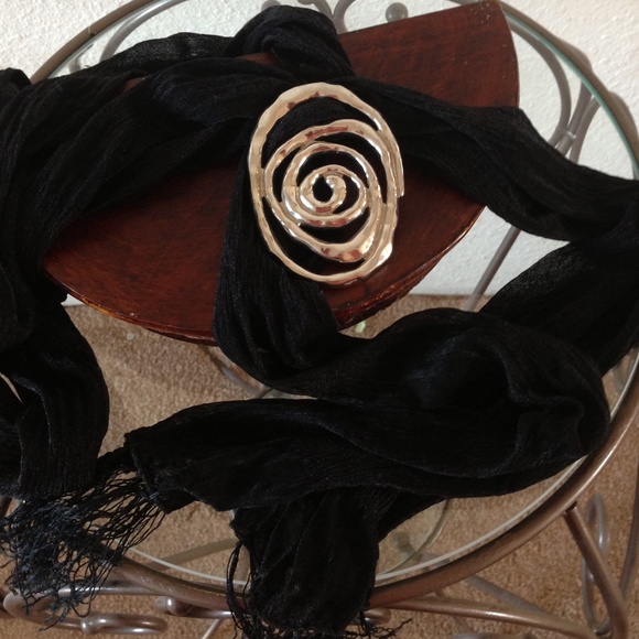 Scarf / neck ware with adjustable pendant