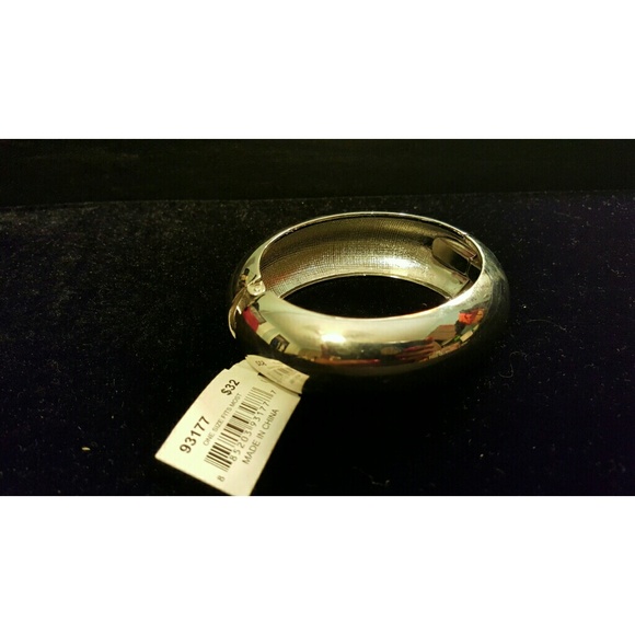 Bangle bracelet