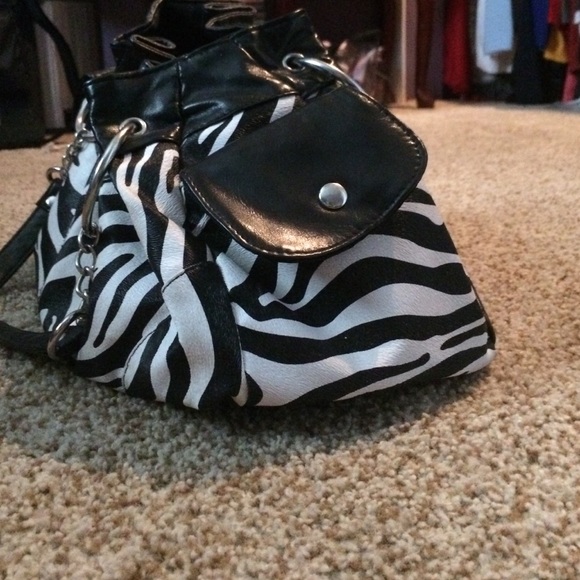 A zebra print purse - Picture 3 of 4