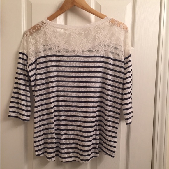 S O L D!!!   Express three fourth sleeved top - Picture 2 of 4