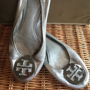 Trade with @yasminmaza for American girl doll