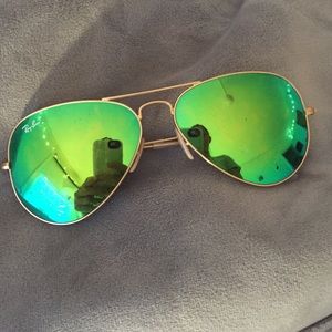 Green mirror ray ban aviator