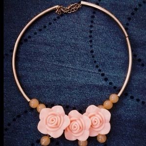 BOGO🆓NWT Peach Roses/Beads in Gold Tone Collar